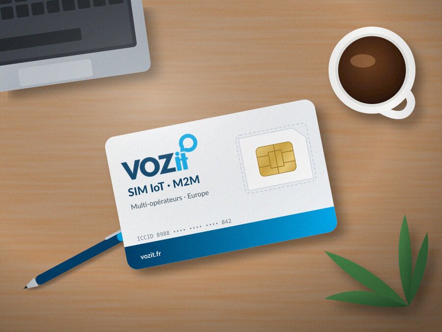 Carte SIM IoT / M2M multi-opérateurs VOZit posée sur un bureau